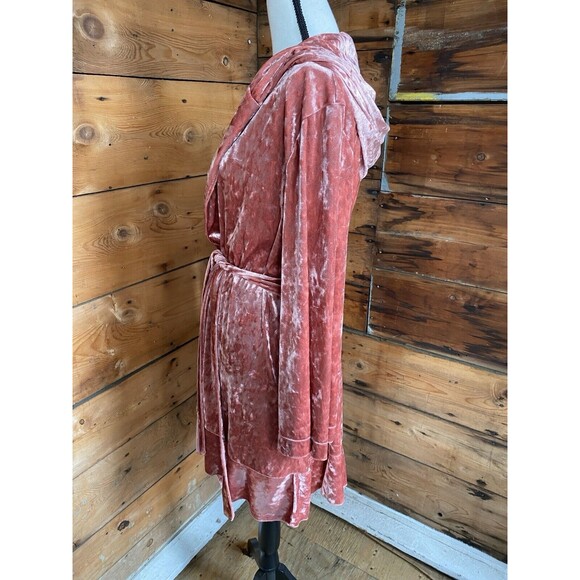 Betsy Johnson Robe M/L Dark Pink Crushed Velvet Hooded Pockets *Flaw* - Picture 4 of 9